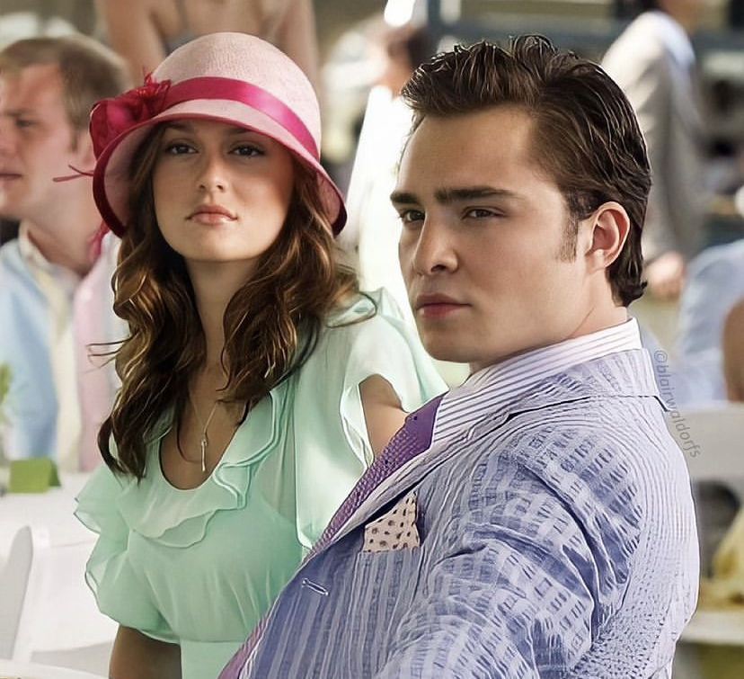 Blair and Chuck from Gossip Girl sit together