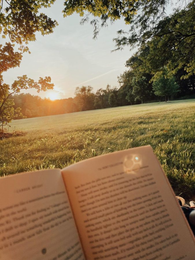 A+sun-kissed+photo+of+the+book+Bella+is+reading+and+a+hill