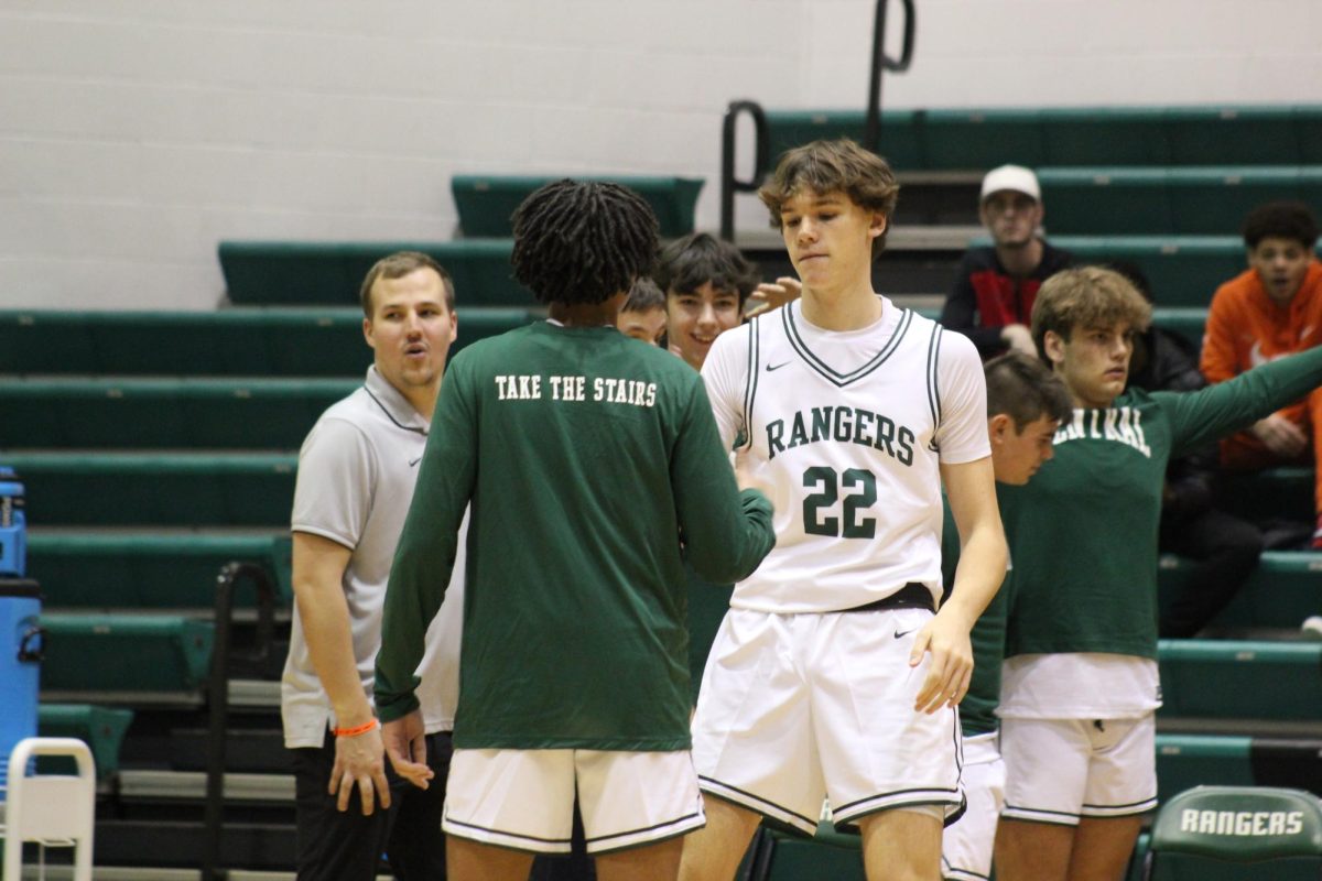 Photo Gallery: Boys Varsity Basketball Vs Reeths Puffer