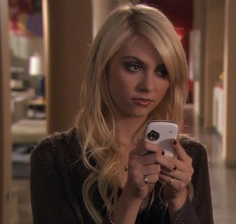 Jenny Humphrey, played by Taylor Momsen, in her teen years, as she is becoming a popular Upper East Side girl. 