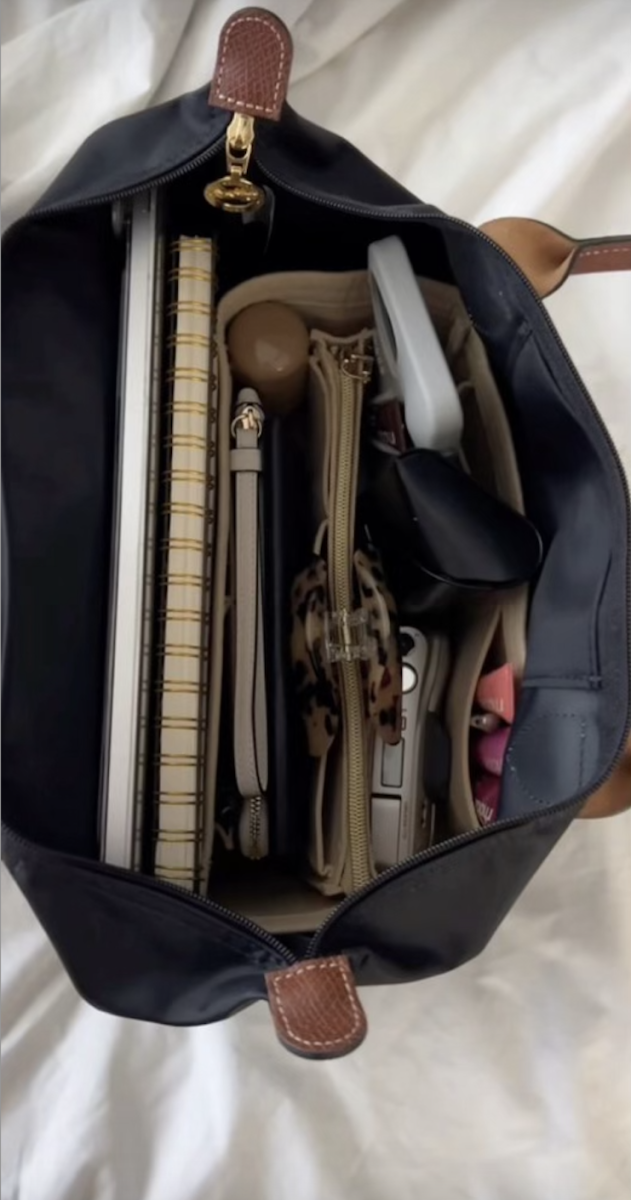 An example of an organized school bag.